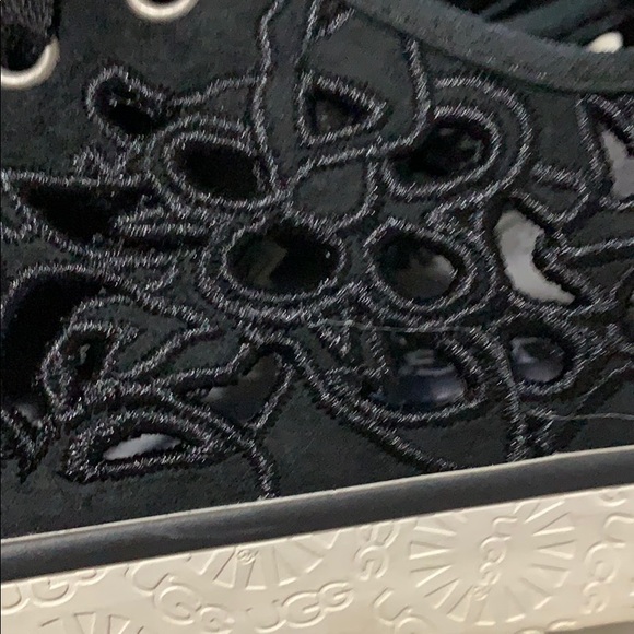 UGG Ladies Shoes - Picture 3 of 13